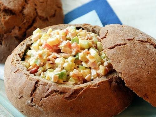 Салат в булочке: простое решение для стильной подачи