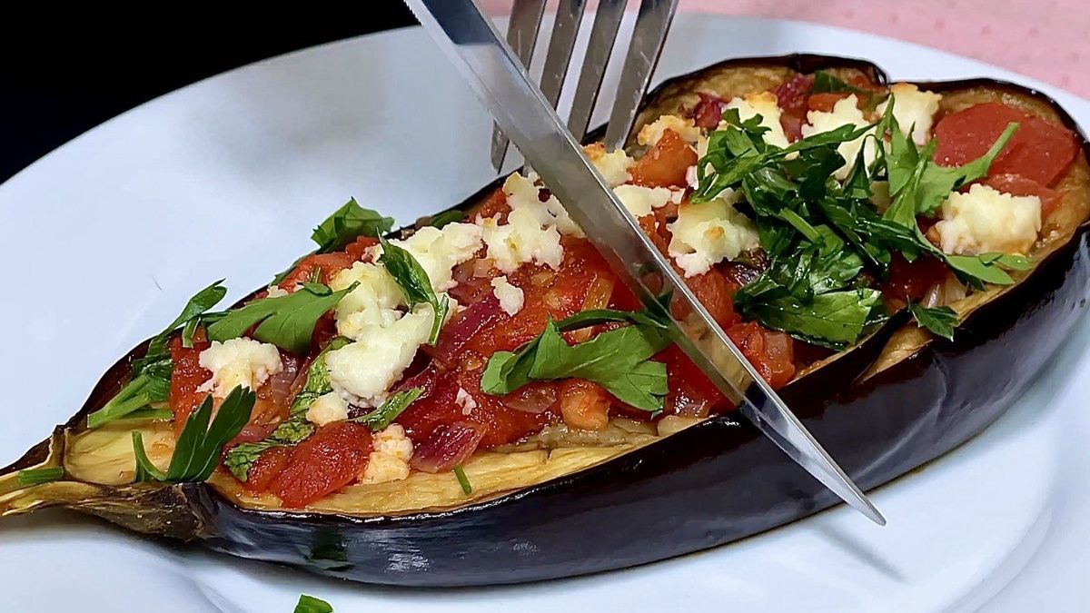 Запечённые баклажаны лодочки с овощной начинкой и сырной гладью