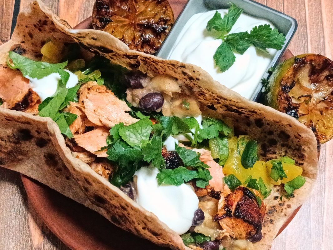 Восхитительные тако с ямайским лососем и сальсой из ананаса и банана