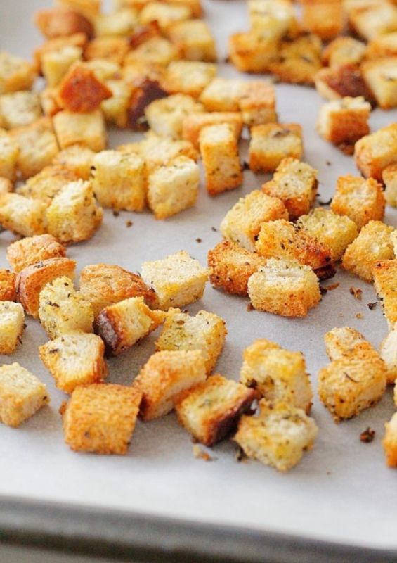 Легкие и хрустящие чесночные сухарики: идеальное дополнение к вашим блюдам за 15 минут