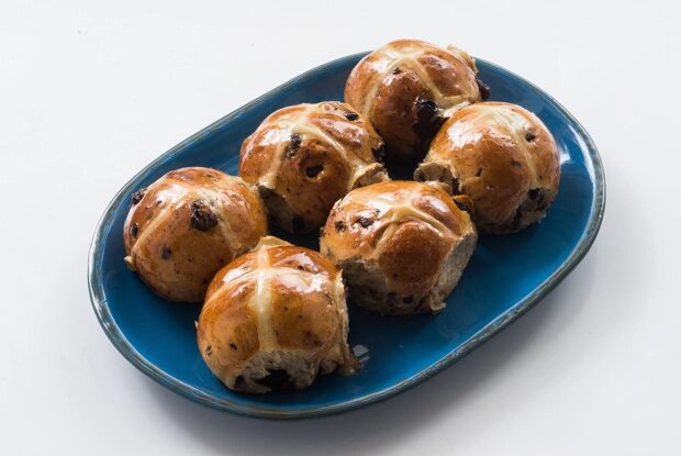 Традиционные пасхальные булочки с шоколадом