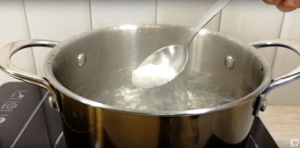 Порционный салат с курицей и грибами: идеальное угощение к 8 марта