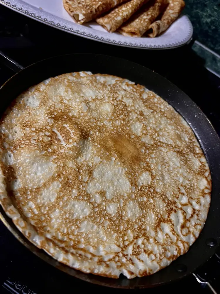 Как испечь идеальные крахмальные блины без яиц: вкусный рецепт для Масленицы