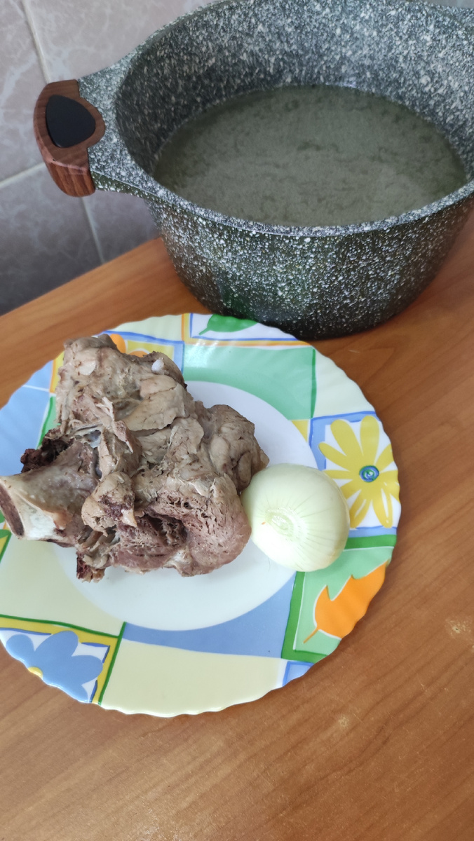 Вкусный суп с вермишелью и свиной косточкой: пошаговый рецепт