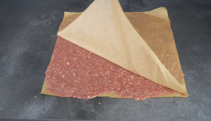 Ароматный рулет из говяжьего фарша с нежной начинкой