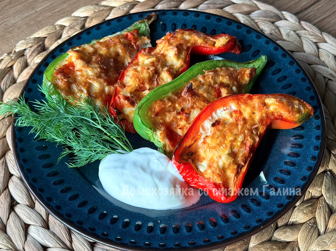 Легкий ужин из простых ингредиентов: как приготовить запеченные перцы с курицей