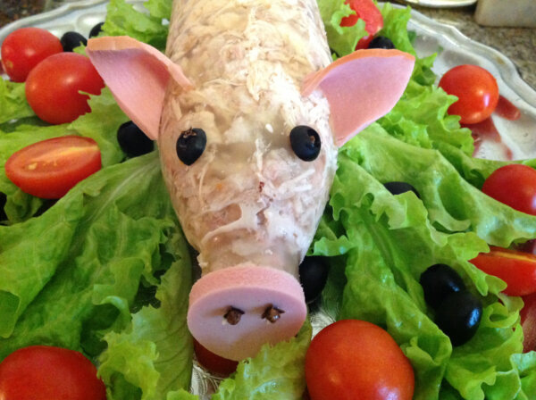 Как удивить гостей на Новый Год: оригинальный холодец в виде поросенка