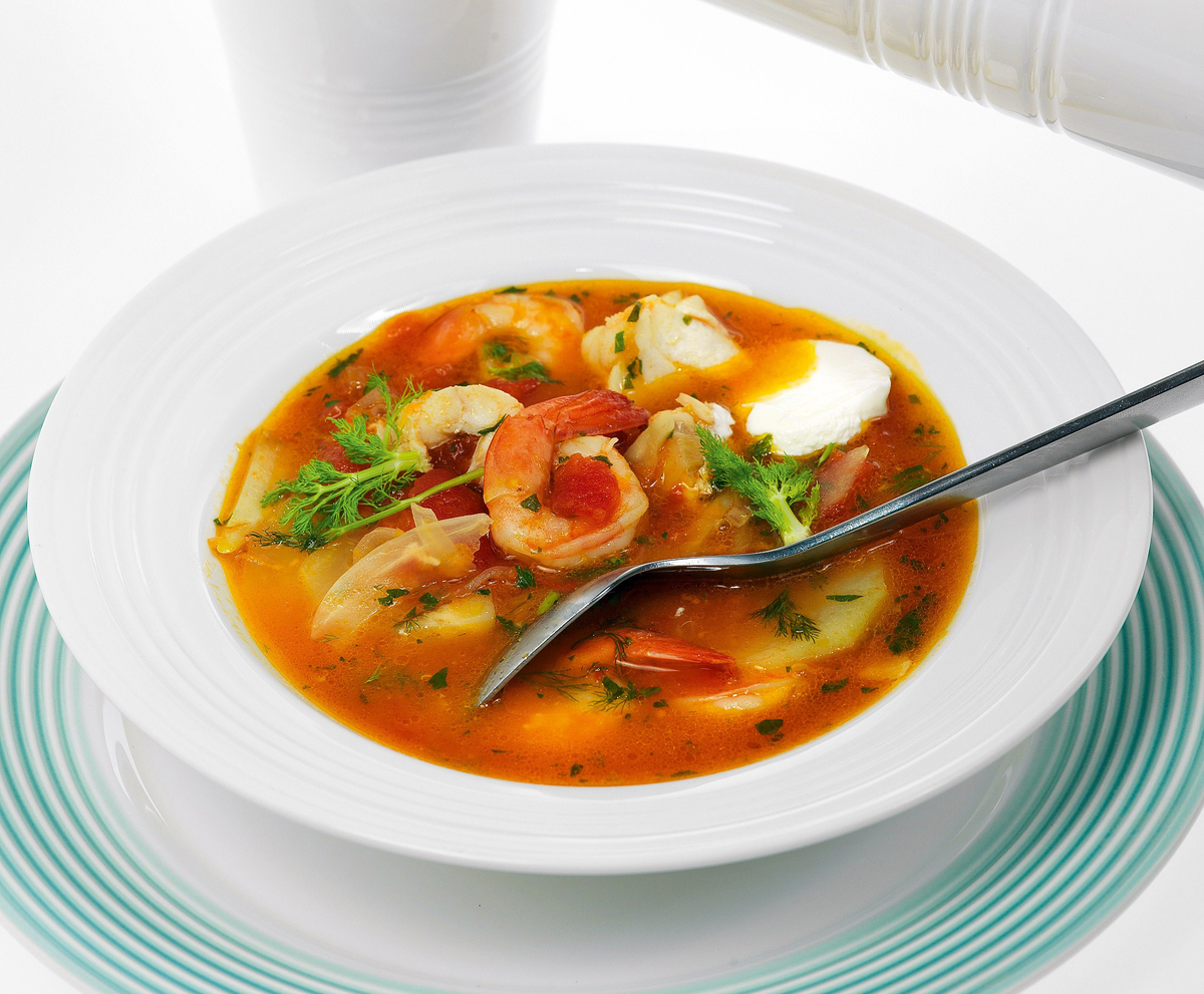 Суп из помидоров, фенхеля, трески и креветок