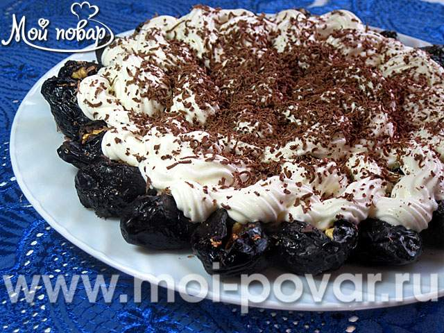 Нежный десерт: чернослив с орехами в сметане