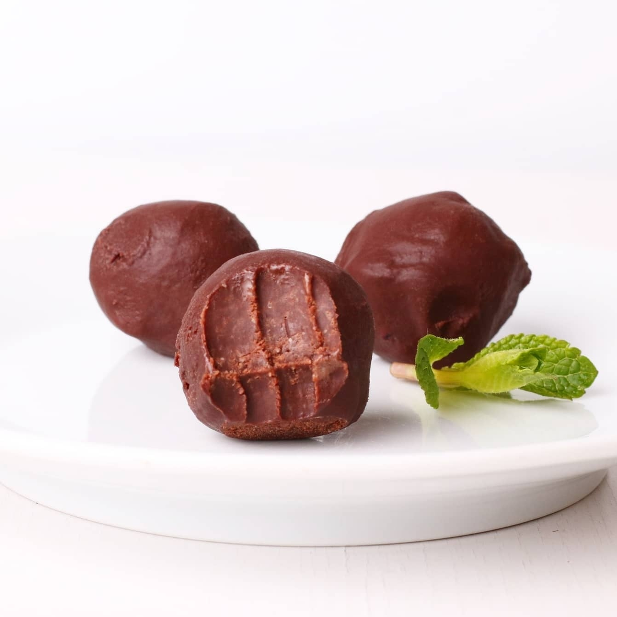 Нежные шоколадные трюфели с чёрной смородиной: лакомство, которое восхищает