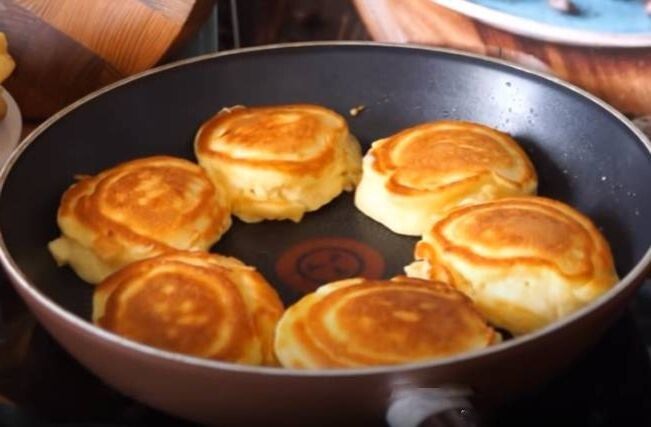 Легкие и воздушные оладьи с яблоками на кефире: готовим легко и быстро