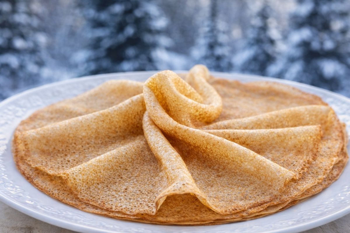 Нежные блины на кефире: простой и быстрый рецепт без весов