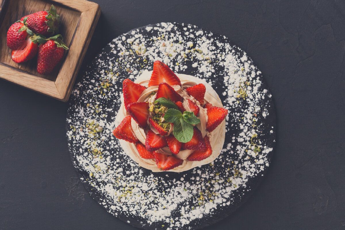 Деликиатесный фруктовый тирамису с клубникой и мятой