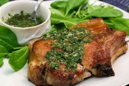 Нежное мясо с пряным соусом гремолата: легкий и вкусный рецепт