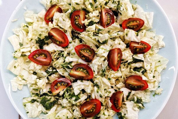 Легкий салат из пекинки и шпината: вкусно и полезно