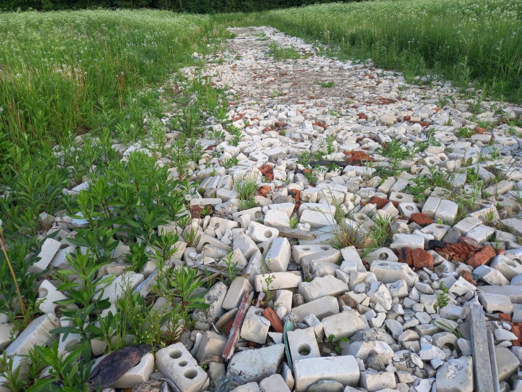Секреты применения старых кирпичей на вашем участке