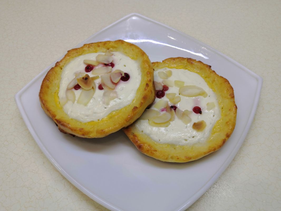 Вкусные ватрушки с творожной начинкой и ягодами: простой рецепт