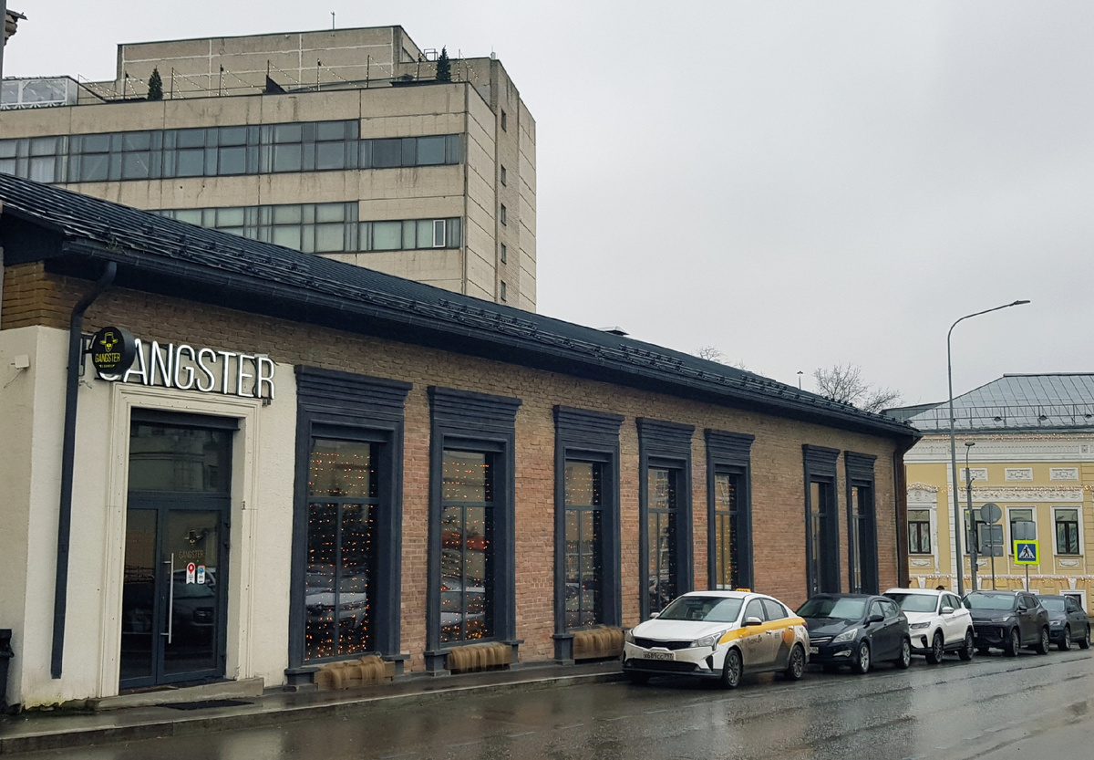 Уникальный опыт обеда в баре 'Gangster Legend'