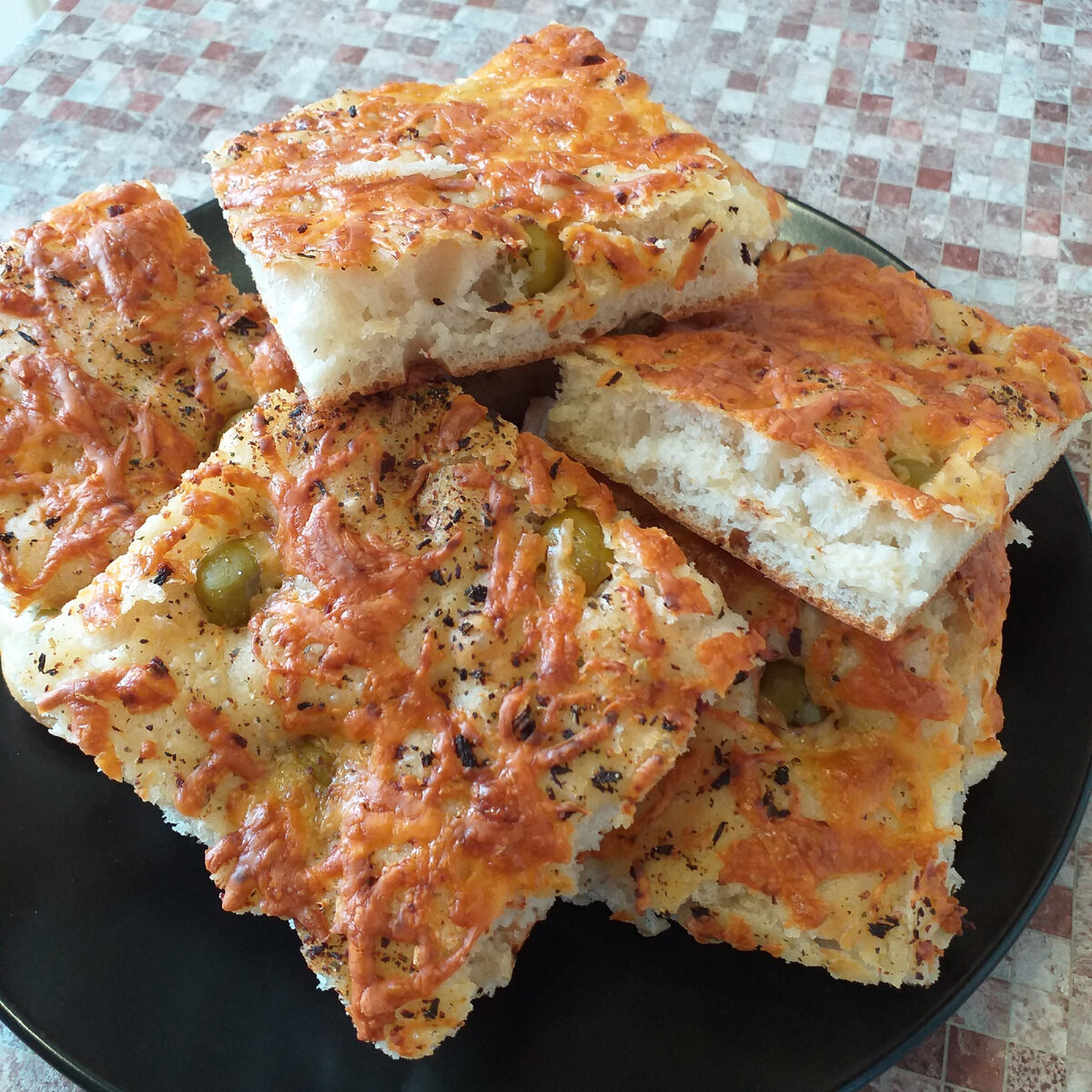 Ароматная фокачча с оливками и сырной корочкой для вашего стола