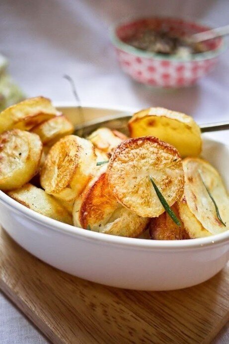 Запечённый картофель с чесноком: быстро и вкусно