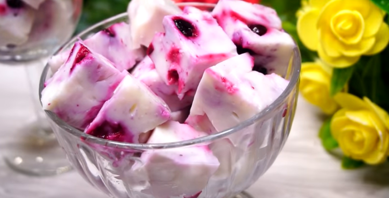 Нежный молочный десерт с ягодами: идеальное лакомство на любой день