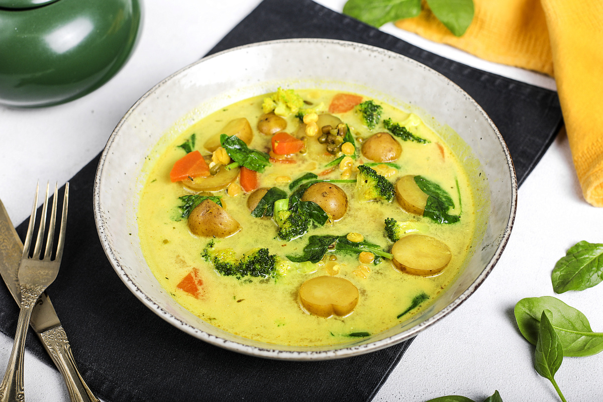 Вкусный овощной суп с горохом и машем на кокосовом молоке