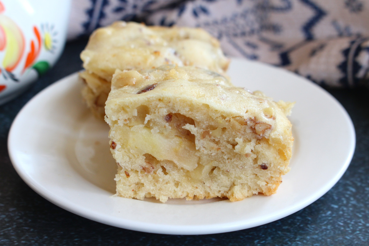 Яблочный пирог с медом и орехами