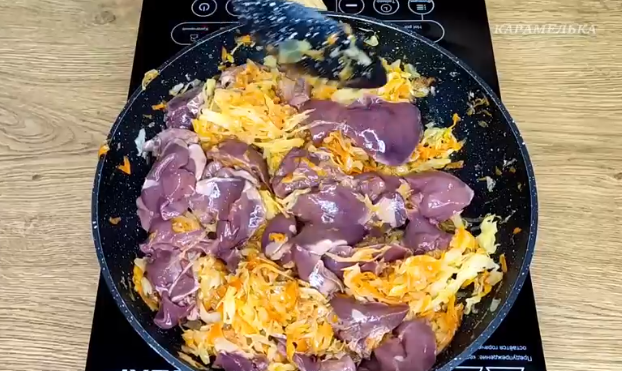 Тушёная капуста с куриной печенью: идеальный бюджетный ужин для всей семьи
