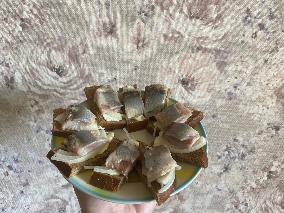 Невероятные бутерброды с селедкой: идеальная закуска на любой праздник!