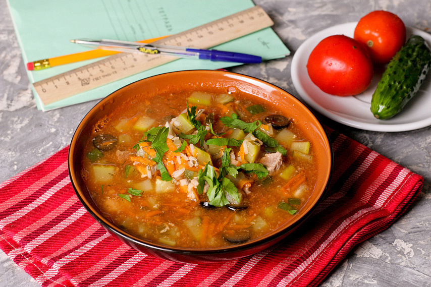 Вкусный рассольник: простой рецепт с мясом и перловкой для уютного обеда