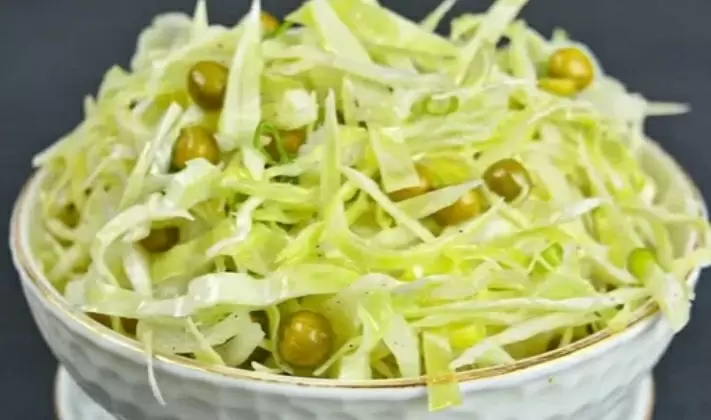 Нежные салаты с капустой и зеленым горошком для любого стола