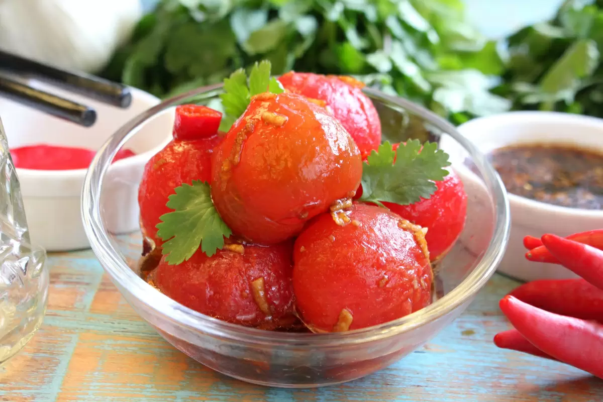 Пикантные маринованные томаты кимчи: восточная закуска с корейским акцентом