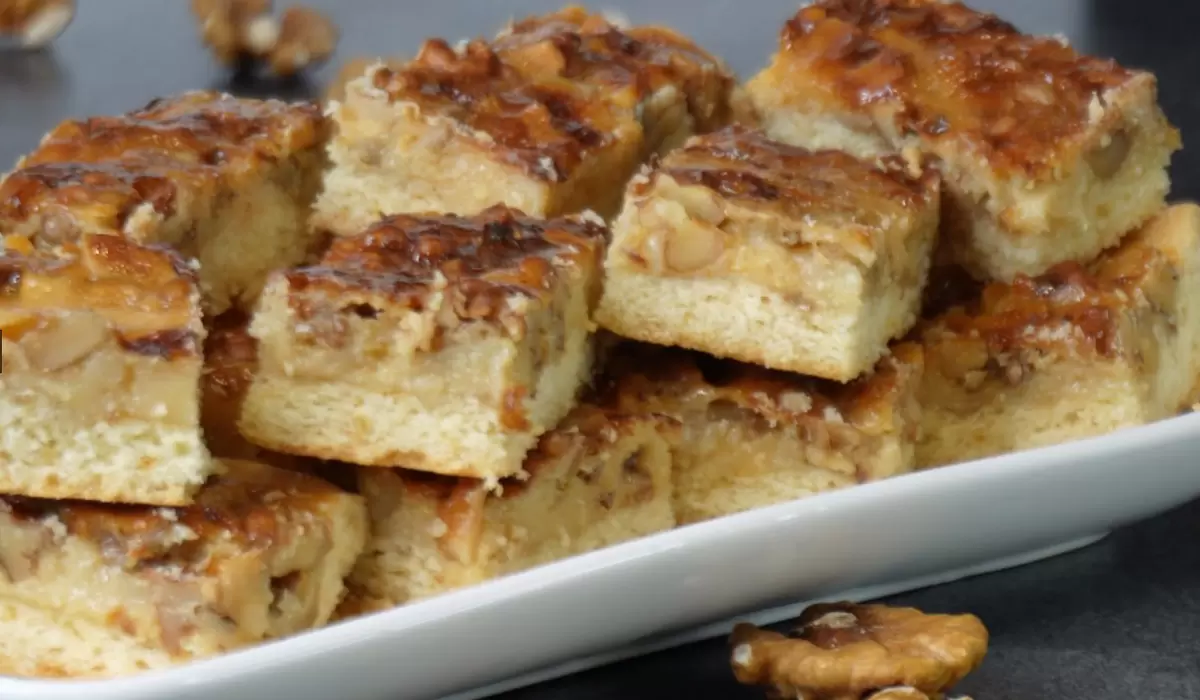 Нежнейший пирог со сгущёнкой и орехами