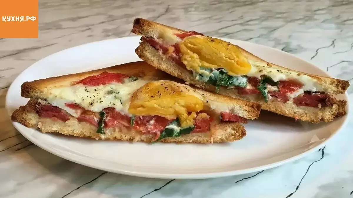 Яичные гнезда в хлебе с ветчиной и сыром как быстрый уютный завтрак