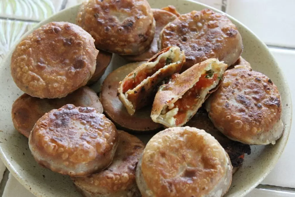 Пирожки с помидорами, творогом и козьим сыром: Готовим с любовью