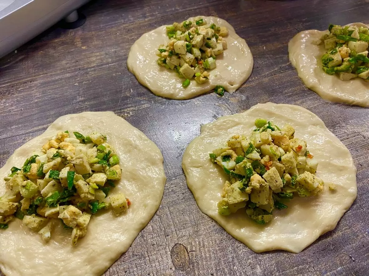 Узнайте, как сделать начинку для пирогов с луком и яйцами невероятно вкусной