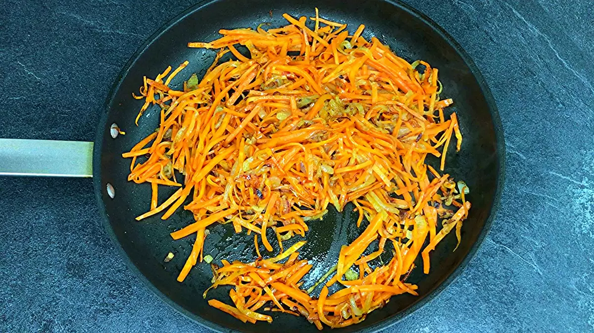 Лук или морковь: какой овощ первым отправляется на сковороду?