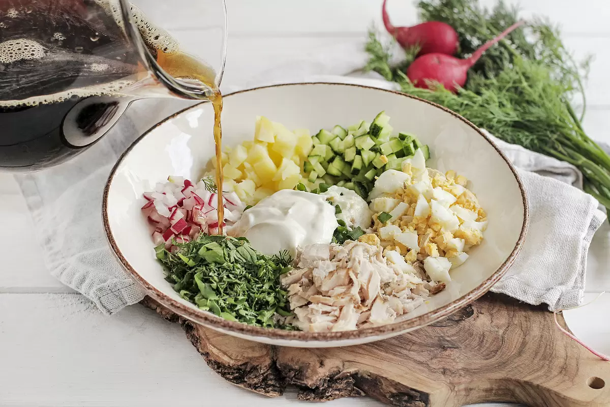 Необычная окрошка: освежающий рецепт с индейкой и редисом на живом квасе