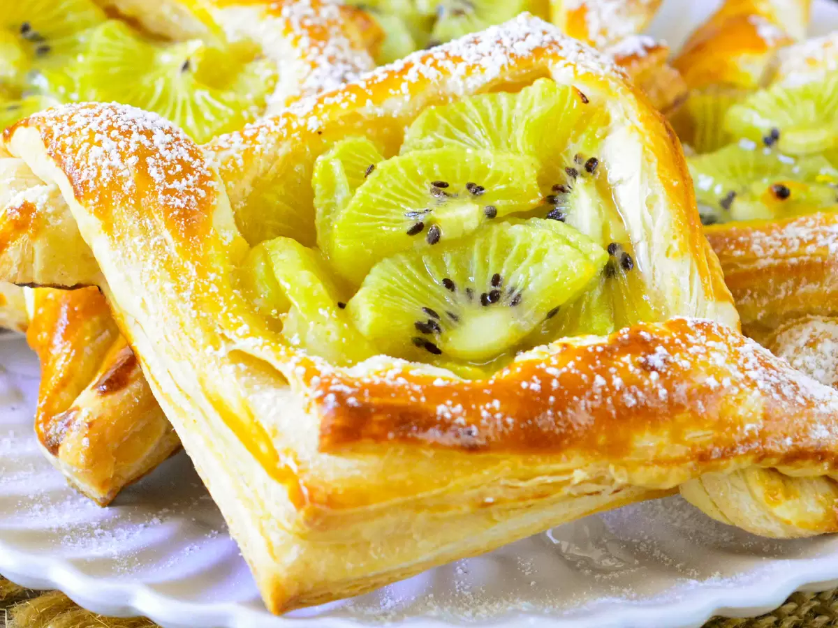 Сочные слойки с киви: яркий акцент на десертном столе