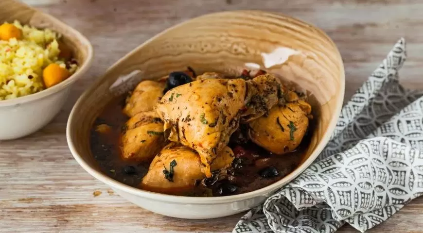 Куриное удовольствие: тушёная курица с помидорами и оливками по рецепту из Ниццы