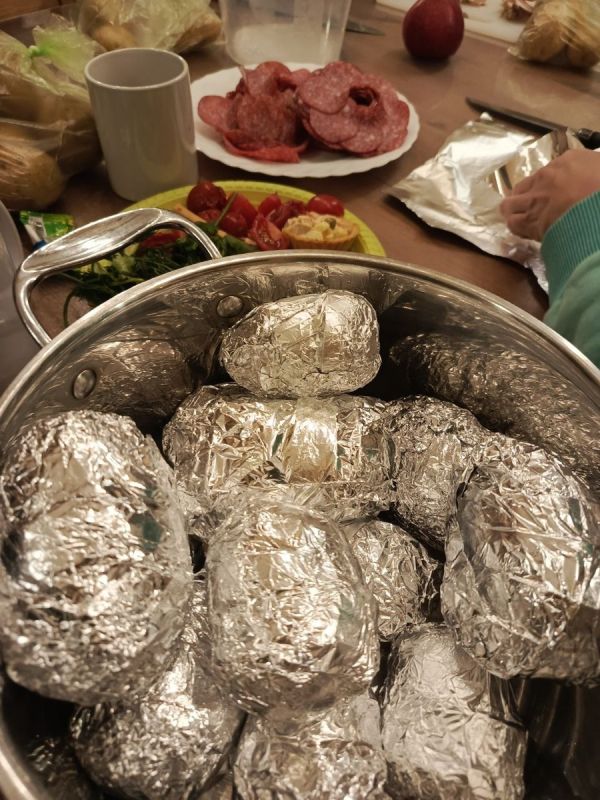 Наслаждайтесь летним вкусом: картошка с салом, запеченная в углях