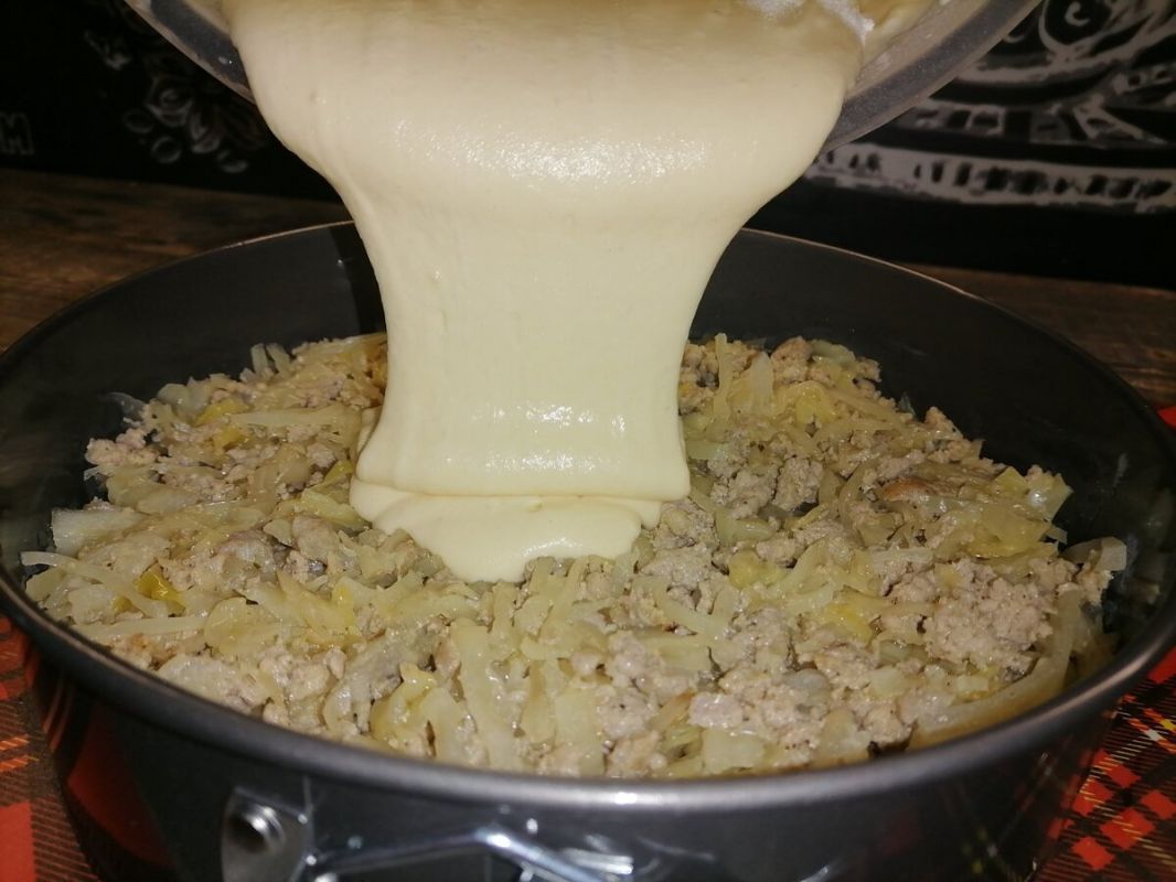 Ароматный пирог с капустой и фаршем за считанные минуты