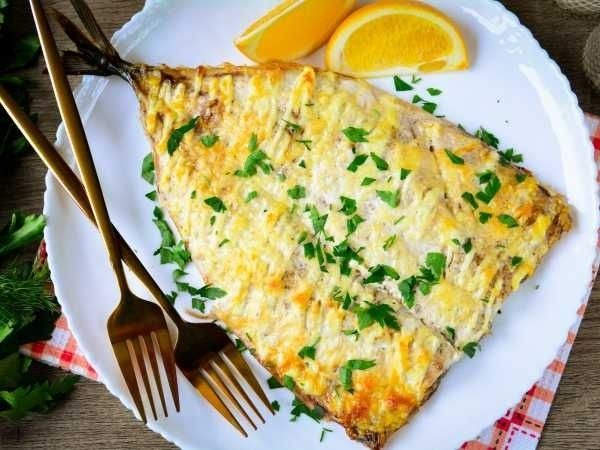 Запеченная скумбрия с сыром и майонезом