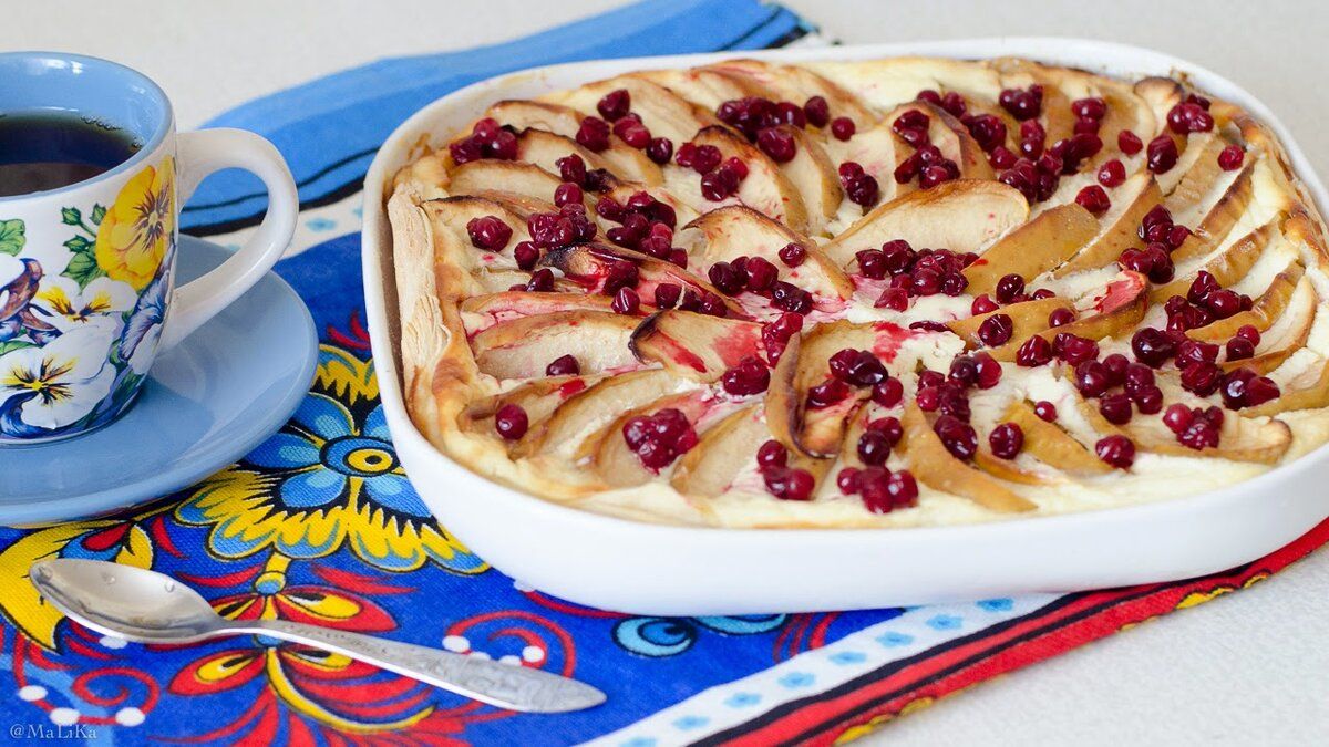 Необычный пирог с творогом, яблоками и брусникой для всей семьи